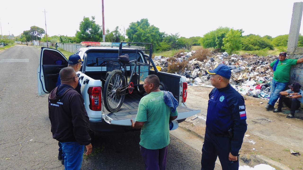 ¡Sin contemplaciones! Detienen a hombre por arrojar basura en espacio público