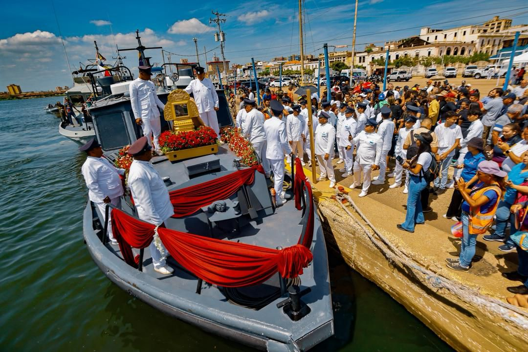 Autoridades recibieron a La Chinita tras su procesión lacustre y recorrido por los pueblos costeros