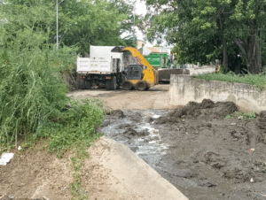 Alcaldía Bolivariana de Machiques ejecuta operativo de limpieza en la cañada del sector Funda Perijá como parte del plan “Machiques te Quiero”