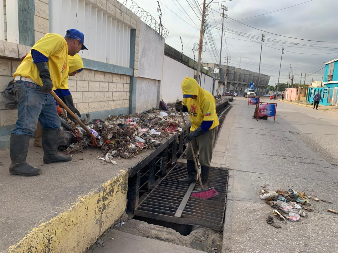 Alcaldía de Maracaibo despejó drenaje de 12 rejillas en La Pastora
