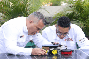 Venezolanos crean primer robot de limpieza para paneles solares