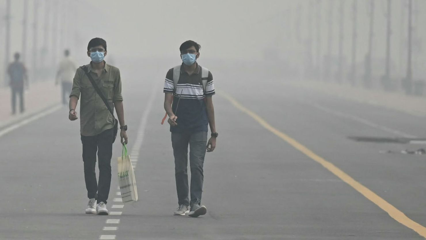 India agobiada por la contaminación: ellos respiran distinto