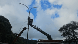 Avanza rehabilitación de luminarias en la Autopista Regional del Centro