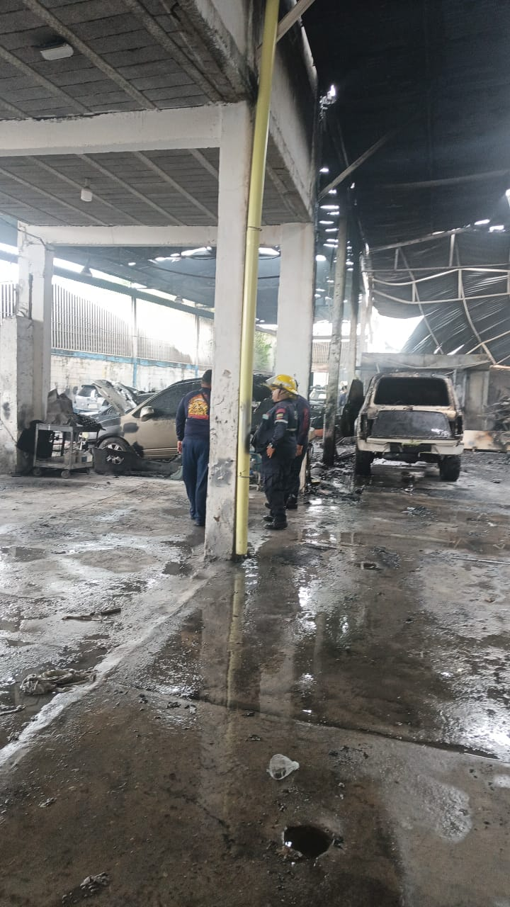 Bomberos de Maracaibo logró controlar en tiempo récord incendio en taller de pintura