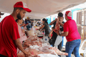 Dos mil 500 familias del Barrio Guaicaipuro recibieron atención de la alcaldía marabina en la jornada 21 de Mercados Populares