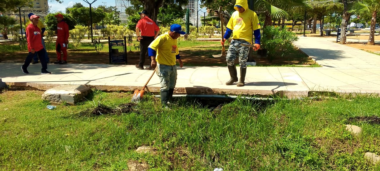 ¡Alcaldía activa! Despejados y libres de basura los drenajes de avenida Bella Vista