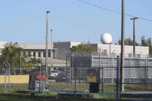 Amnistía denuncia abusos en centros detención de migrantes de EEUU