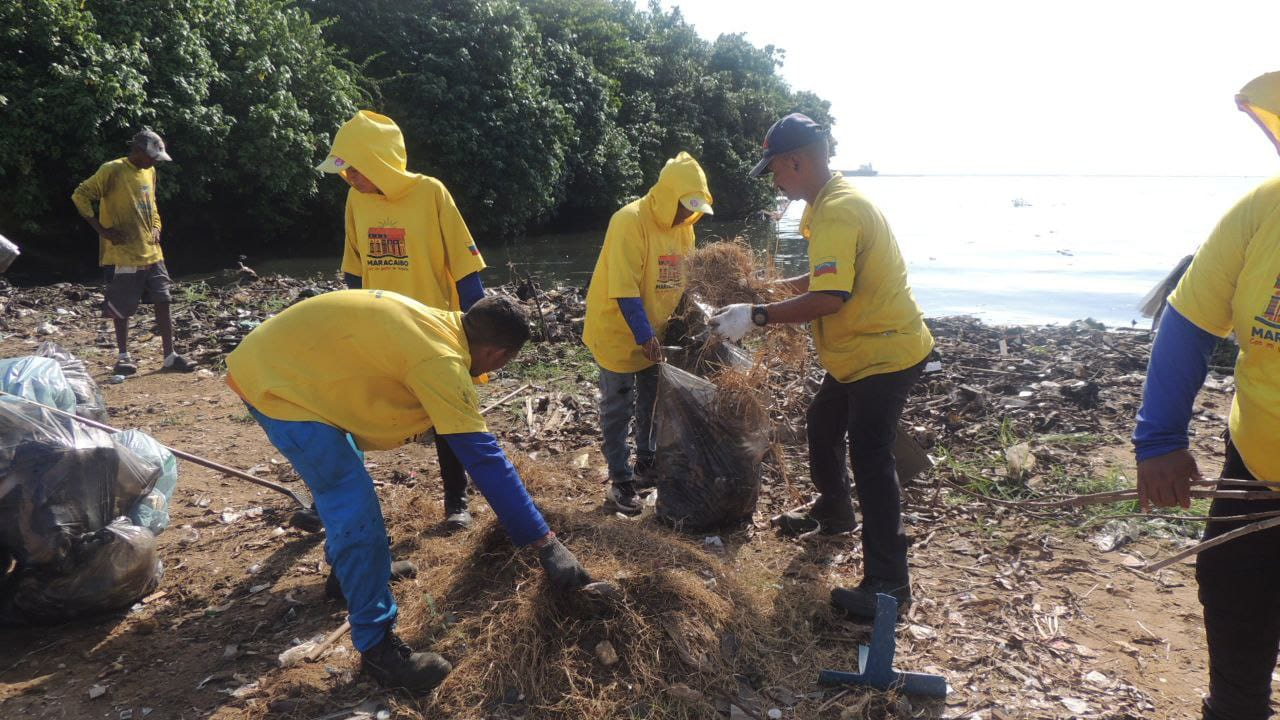 El IMA celebró su aniversario limpiando Playa Macuto