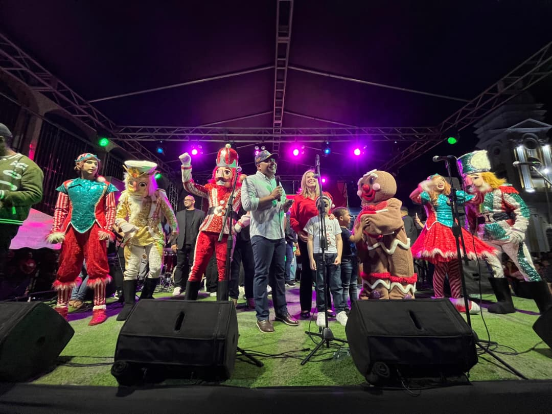 Alcalde Frank Carreño enciende la Navidad en la Avenida Independencia de Cabimas