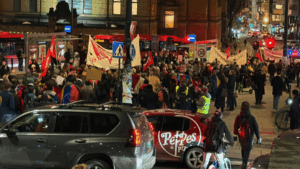 Activistas por La Paz protestan en las calles de Oslo contra Premio Nobel a MCM