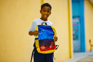 Uniformes y morrales para 4.800 estudiantes del municipio Sucre entrega el gobernador Caldera
