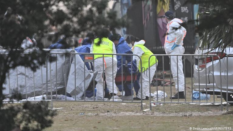 Padre e hijo mataron a 15 personas en playa de Australia