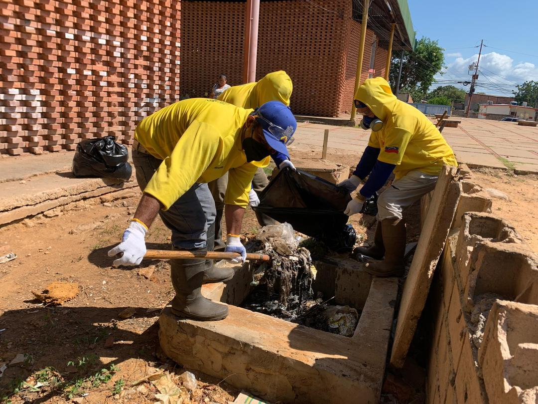 ¡Dos semanas de full limpieza! Alcaldía de Maracaibo ejecuta mantenimiento de drenajes en mercados municipales