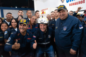 Alcalde Di Martino entregó tarjeta de bonificación a Bomberos de Maracaibo