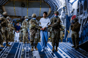 Trump consigue aumentar las deportaciones al contratar a militares para hacer de jueces