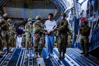 Trump consigue aumentar las deportaciones al contratar a militares para hacer de jueces