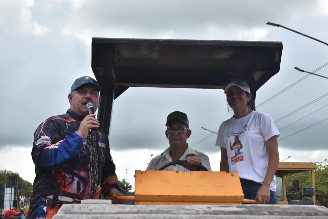 Asfaltado, alumbrado y transformadores lleva gobernador Caldera en gira por Sur del Lago