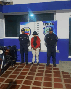 Funcionarios policiales detienen a motociclista por maniobras indebidas en Guajira