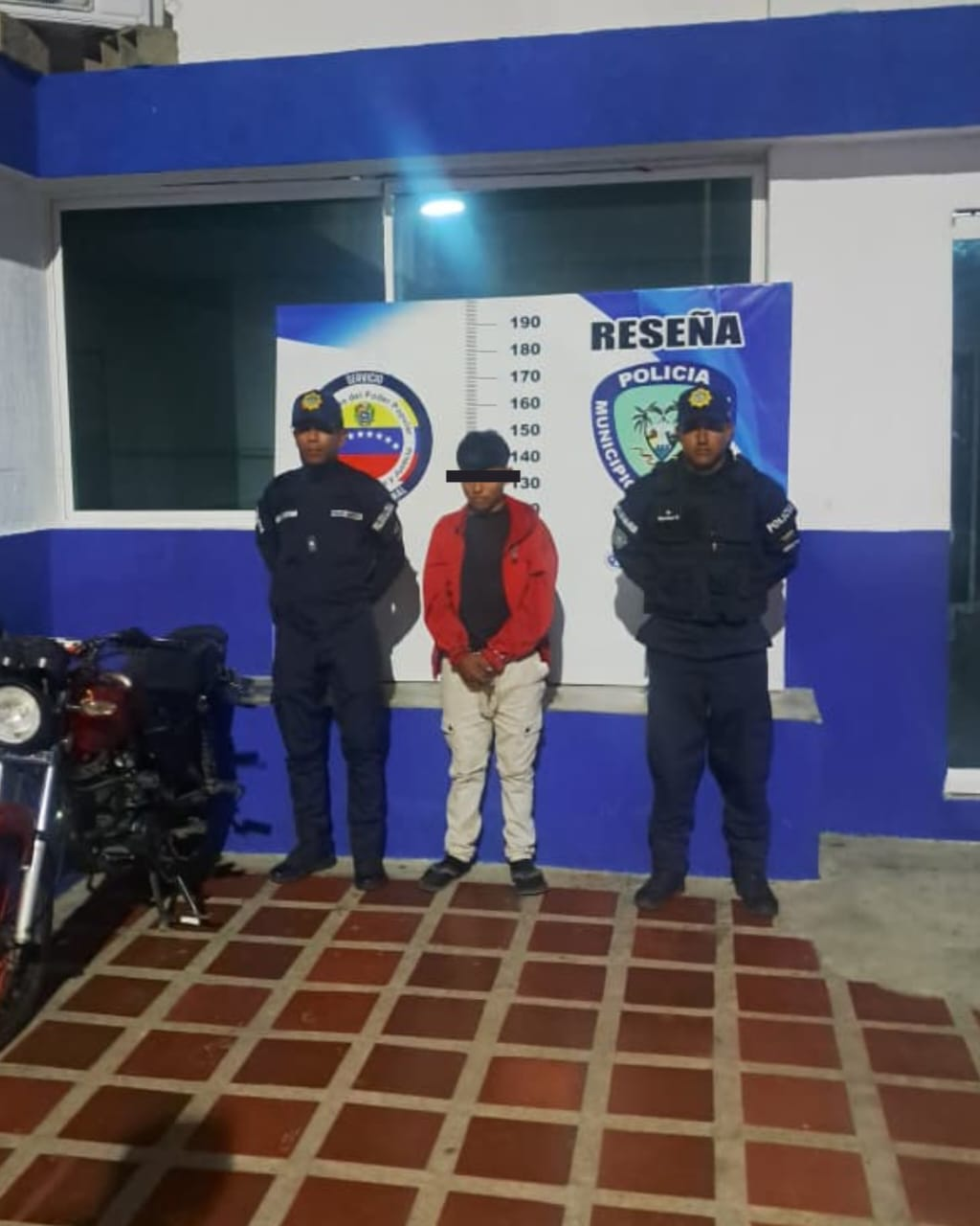 Funcionarios policiales detienen a motociclista por maniobras indebidas en Guajira