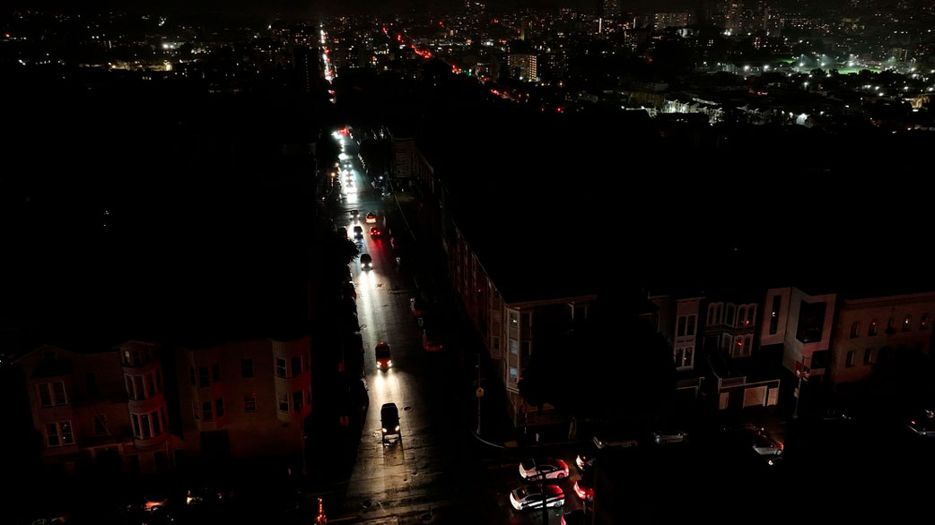 EEUU/Miles de hogares en San Francisco siguen en apagón tras incendio en subestación eléctrica