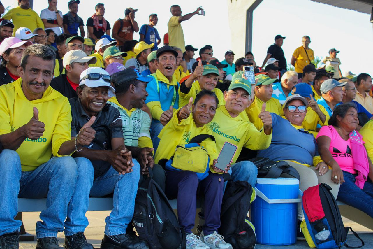 Alcaldía de Maracaibo entrega uniformes e implementos de trabajo a ambientalistas
