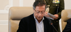 Petro declara emergencia económica ante una "inminente crisis fiscal"