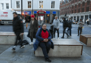 "Somos fantasmas", la vida de los trabajadores nocturnos inmigrantes de Reino Unido