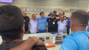 El abrazo entre trabajadores, celebra en vísperas de navidad el esfuerzo colectivo del SEN