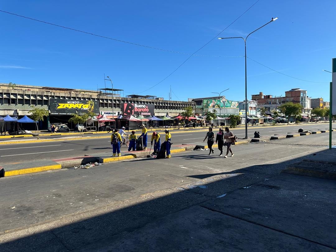 Con más de 300 trabajadores del IMA, IMAU y Fospuca, la Alcaldía de Maracaibo recogió 150 toneladas de desechos del casco central tras festividades navideñas
