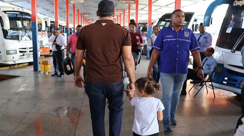 Padres deben tramitar permiso de viaje para niños, niñas y adolescentes