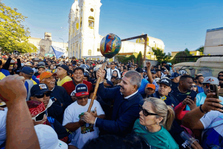 Gobernador Caldera acompaña a feligresía en la multitudinaria procesión de San Benito de Palermo en Cabimas