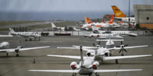 Pasajeros pagan altos costos por el aislamiento aéreo impuesto a Venezuela