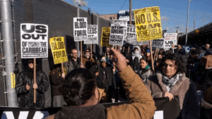 Cientos de manifestantes protestan frente a la prisión de Nueva York en la que está encerrado Nicolás Maduro