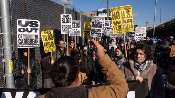 Cientos de manifestantes protestan frente a la prisión de Nueva York en la que está encerrado Nicolás Maduro