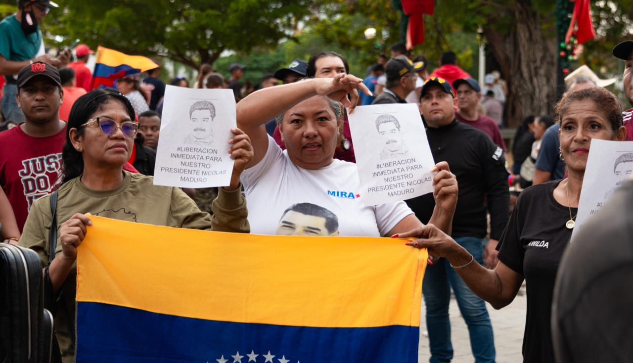 ¡Desde la Plaza Bolívar! Pueblo de Maracaibo exige respeto a la soberanía y al presidente Maduro
