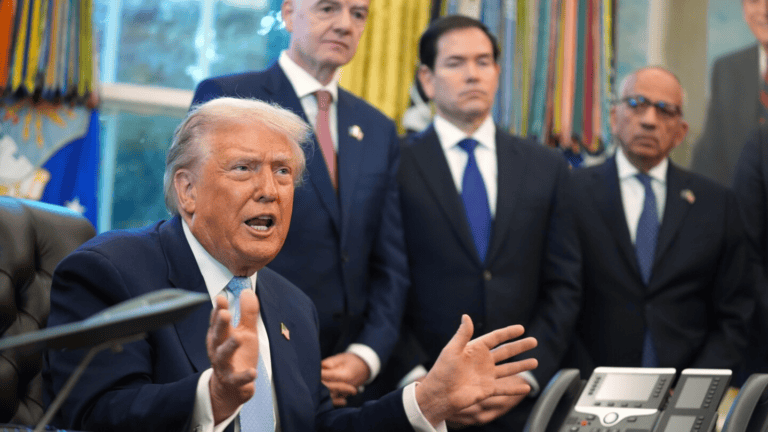 Trump arremete contra senadores republicanos que apoyan límites a acción militar en Venezuela