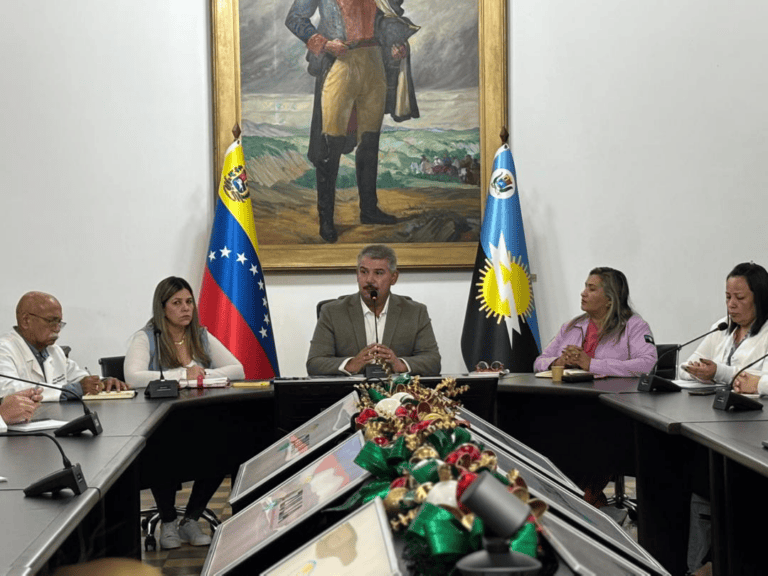 Gobernador Caldera se reúne con Estado Mayor de Salud para consolidar rutas de atención en 2026