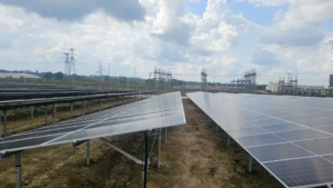Ministro Márquez inspecciona avances de la granja de paneles solares en El Vigía