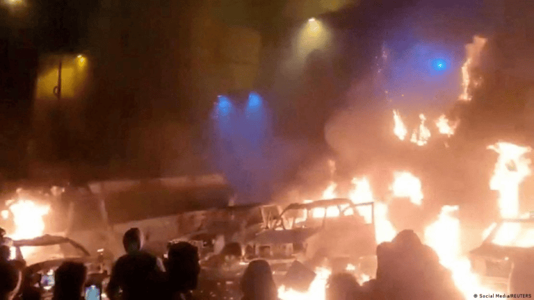 Estallan nuevas protestas en Irán pese a bloqueo de internet
