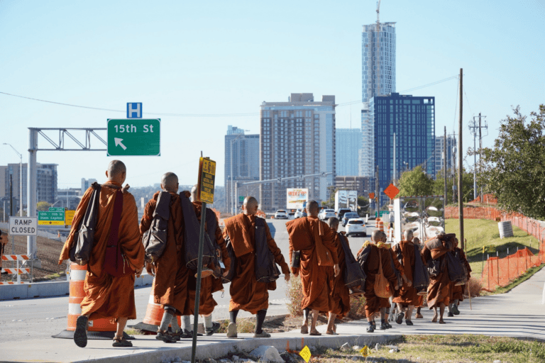 En medio de la tensión: así decenas de monjes budistas caminan por la paz en Estados Unidos