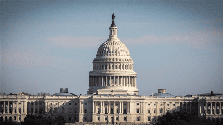 EEUU: Senado, con el voto decisivo de Vance, bloquea ley que buscaba limitar poderes de Trump para actuar en Venezuela