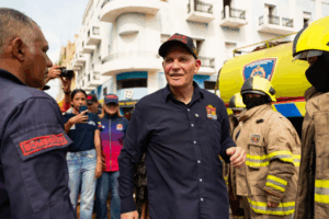 Ahora le tocó a la Plaza Baralt en jornada de limpieza de la Alcaldía de Maracaibo