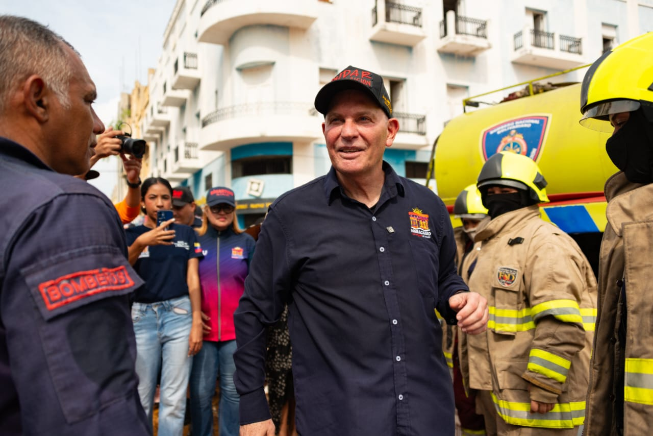 Ahora le tocó a la Plaza Baralt en jornada de limpieza de la Alcaldía de Maracaibo