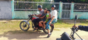 Retenidos padres que se transportaban con sus dos hijos menores en una motocicleta si protección