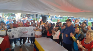 Zulianos envían mensajes de lealtad y fortaleza al presidente Maduro en cartas recogidas en las plazas Bolívar