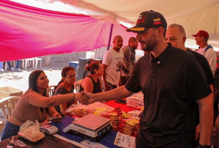 Mercado popular de la Alcaldía de Maracaibo llega a la plaza Bolívar