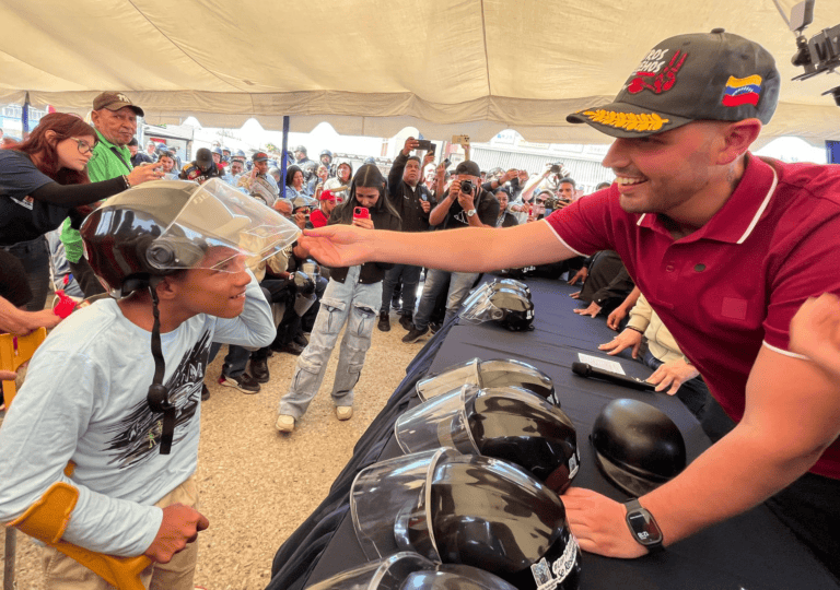 ¡Alcaldía de Maracaibo y empresa privada! Con 500 motorizados se inició campaña "Chamo, usa tu casco"