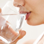 Los increíbles beneficios de tomar agua con los ojos cerrados: “amplificador natural de la energía mental” 