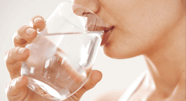 Los increíbles beneficios de tomar agua con los ojos cerrados: “amplificador natural de la energía mental” 