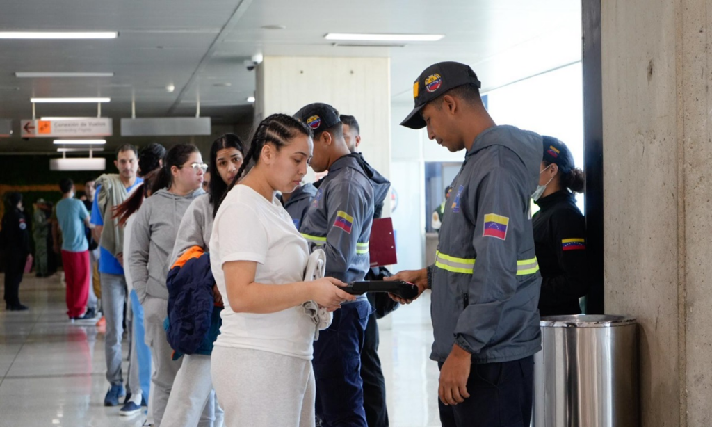 Nuevo vuelo desde EEUU con 183 venezolanos arribó al Aeropuerto Simón Bolívar